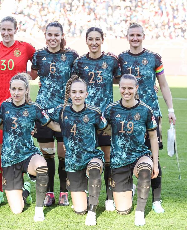 Die deutschen Spielerinnen posieren für ein Teamfoto vor dem Spiel gegen Brasilien.