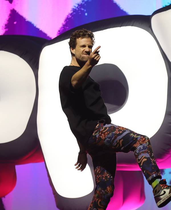 Luke Mockridge steht auf der Bühne der Lanxess Arena und zeigt mit einer Hand aufs Publikum.