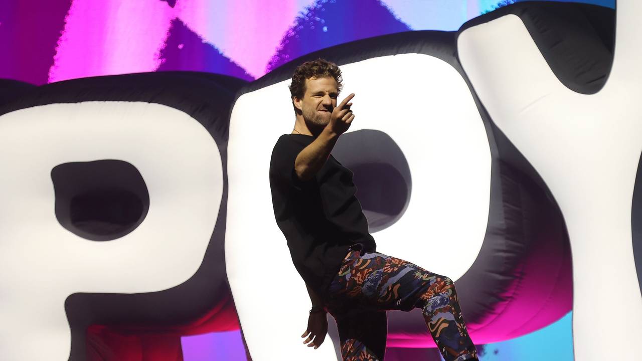 Luke Mockridge steht auf der Bühne der Lanxess Arena und zeigt mit einer Hand aufs Publikum.