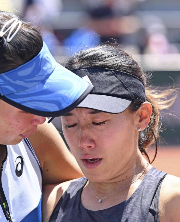 Miyu Kato wird nach ihrer Disqualifikation von ihrer Doppelpartnerin Aldila Sutjiadi getröstet.
