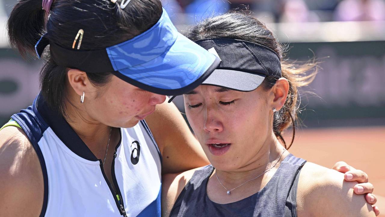 Miyu Kato wird nach ihrer Disqualifikation von ihrer Doppelpartnerin Aldila Sutjiadi getröstet.