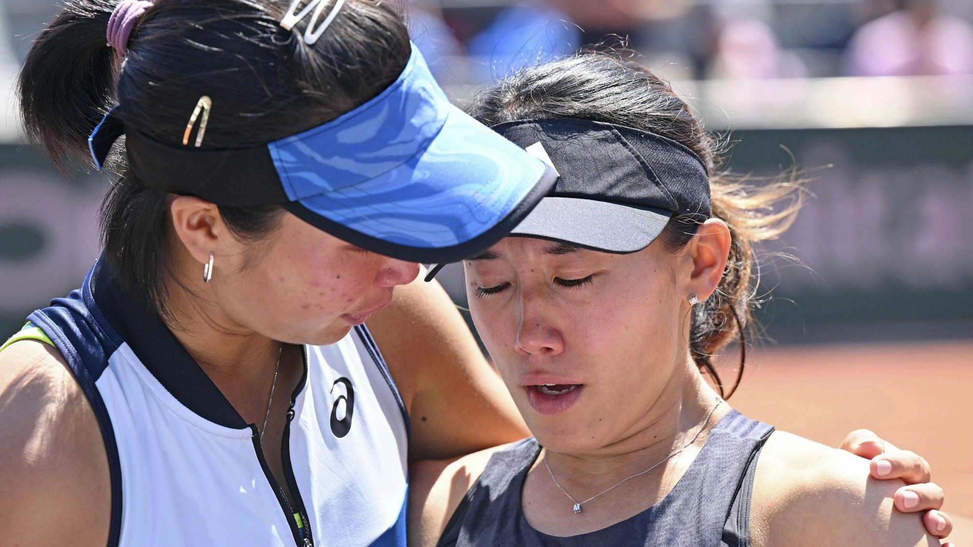 Miyu Kato wird nach ihrer Disqualifikation von ihrer Doppelpartnerin Aldila Sutjiadi getröstet.