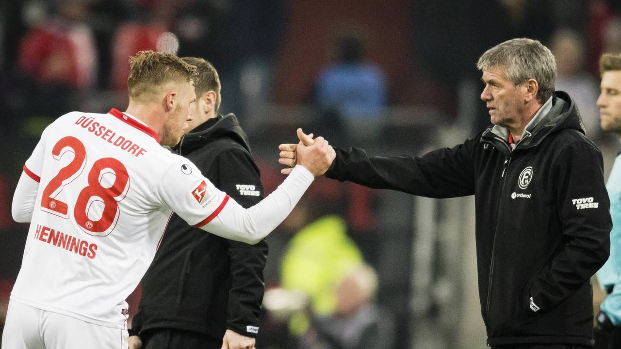 Rouwen Hennings klatscht mit Friedhelm Funkel ab