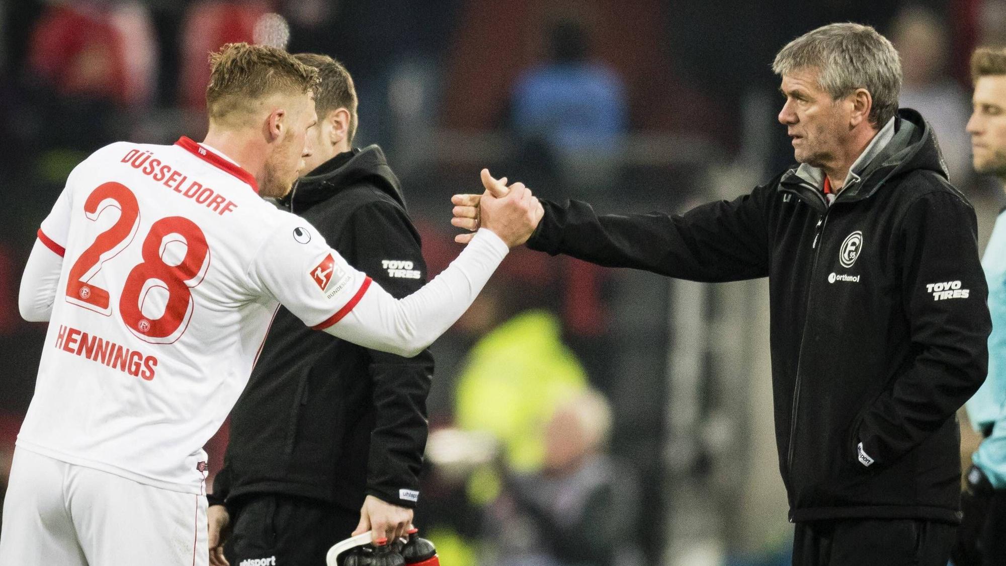 Rouwen Hennings klatscht mit Friedhelm Funkel ab