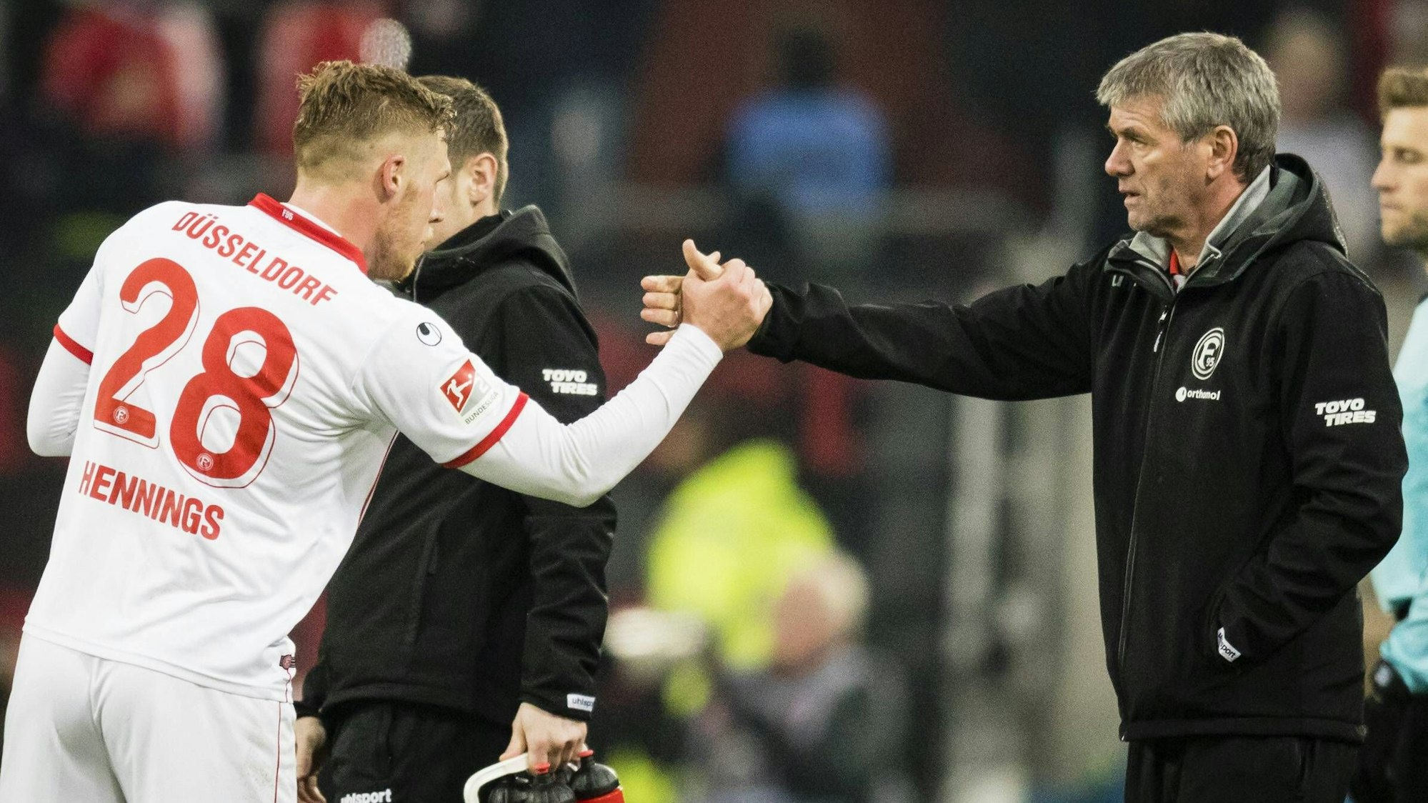 Rouwen Hennings klatscht mit Friedhelm Funkel ab