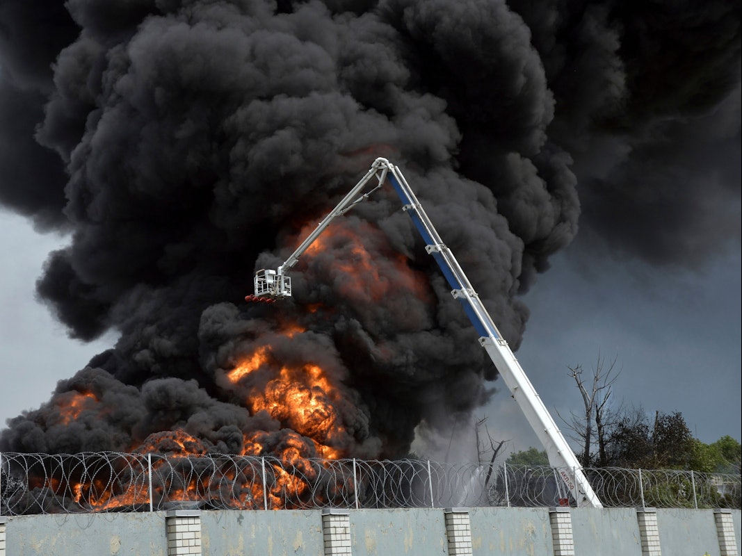 Dieses von Kommersant Publishing House via AP veröffentliche Foto zeigt Feuerwehrleute bei den Löscharbeiten, nachdem eine Explosion in einem Treibstoffdepot etwa 460 Kilometer südlich von Moskau gemeldet wurde.