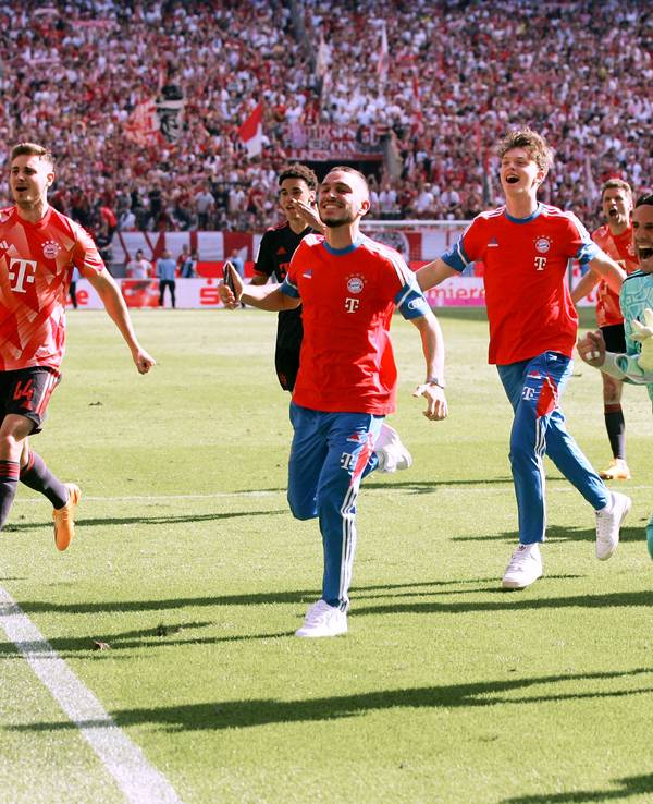 Yann Sommer bejubelt mit Bayern-Kollegen den Meistertitel.