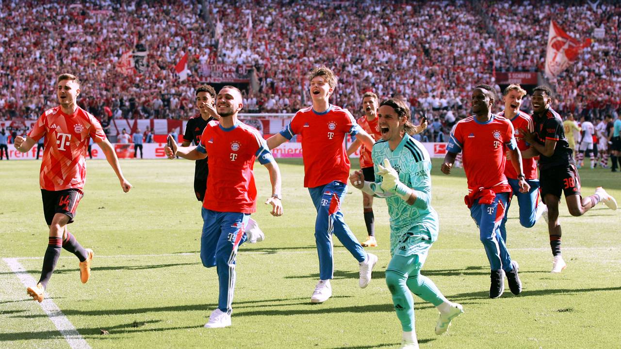 Yann Sommer bejubelt mit Bayern-Kollegen den Meistertitel.
