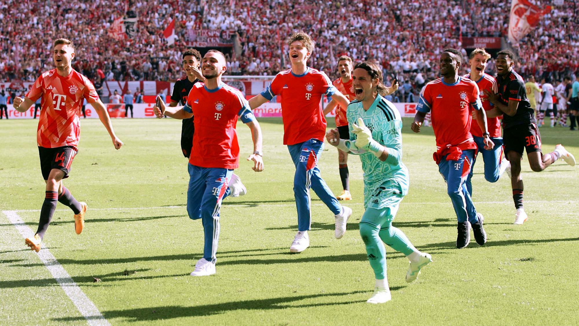 Yann Sommer bejubelt mit Bayern-Kollegen den Meistertitel.