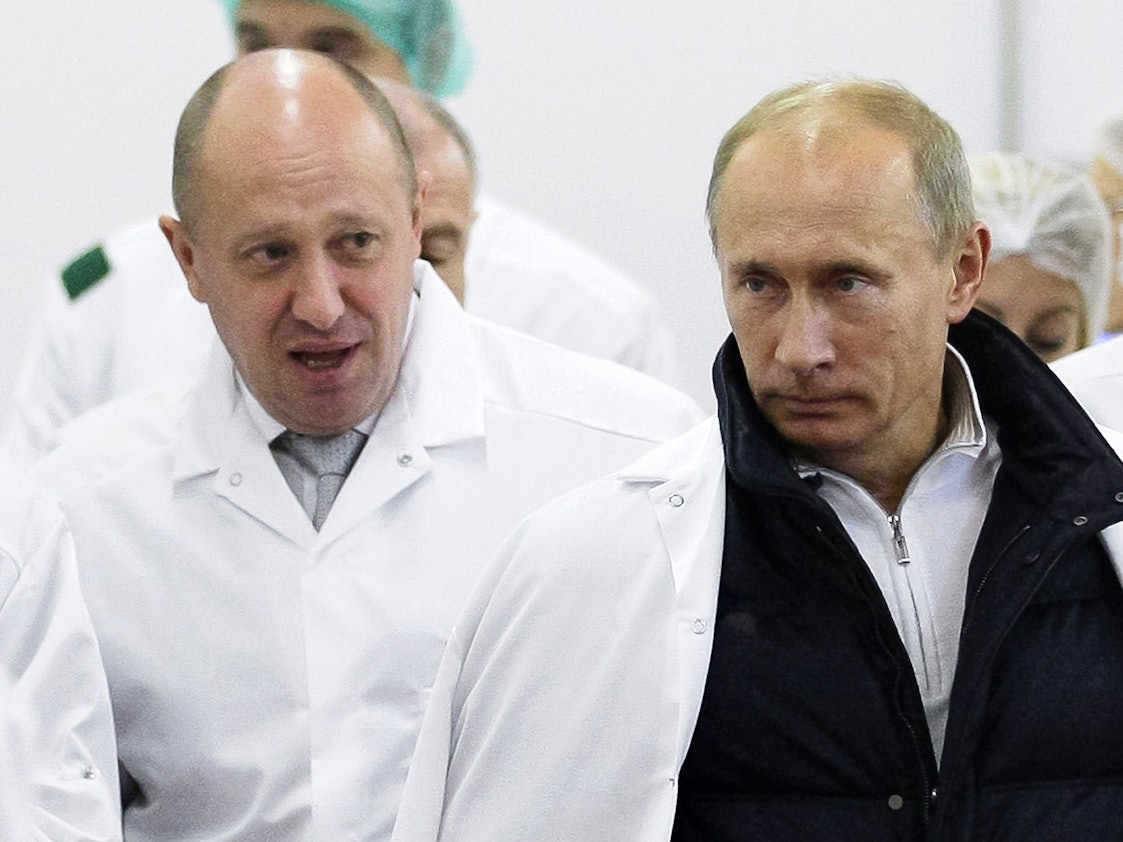 Dieses von der staatlichen russischen Nachrichtenagentur Sputnik via AP veröffentlichte Foto zeigt Jewgeni Prigoschin (l), russischer Unternehmer, der Wladimir Putin, Präsident von Russland, durch seine Fabrik, die Schulspeisungen herstellt, führt.