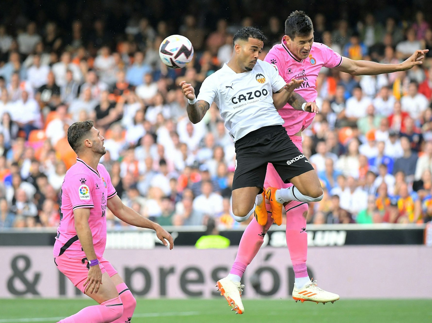 Justin Kluivert im Duell mit Cesar Montes.