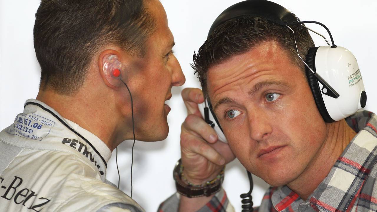 Michael Schumacher (l) von Mercedes GP spricht im zweiten Training auf der Formel-1-Rennstrecke von Suzuka in Japan mit seinem jüngeren Bruder Ralf.
