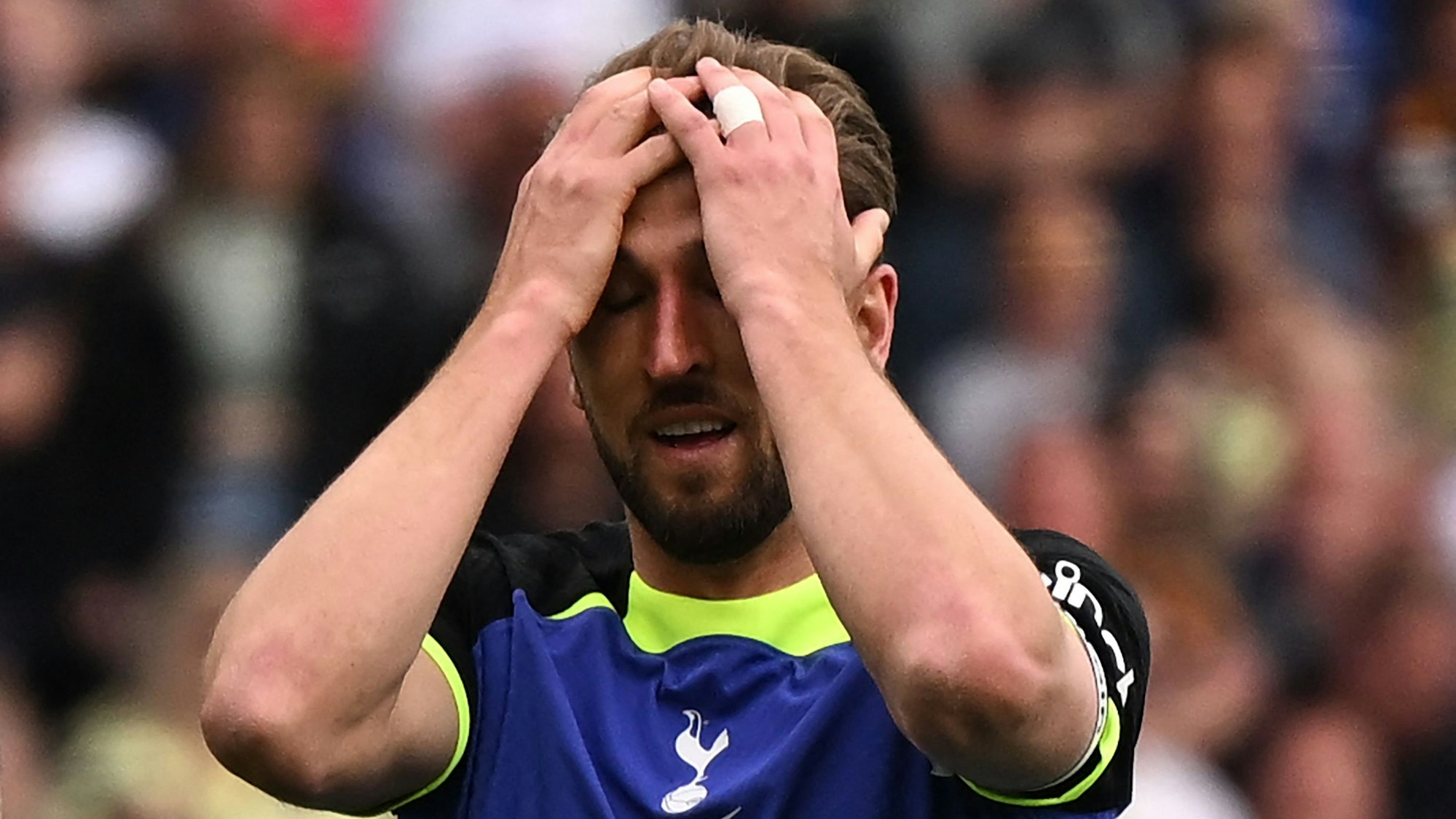 Harry Kane fasst sich nach einer verpassten Chance an den Kopf.