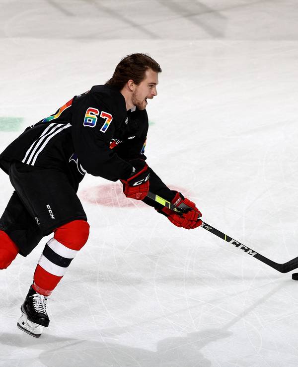 Marian Studenic von den New Jersey Devils wärmt sich in einem Trikot mit Regenbogenfarben auf.