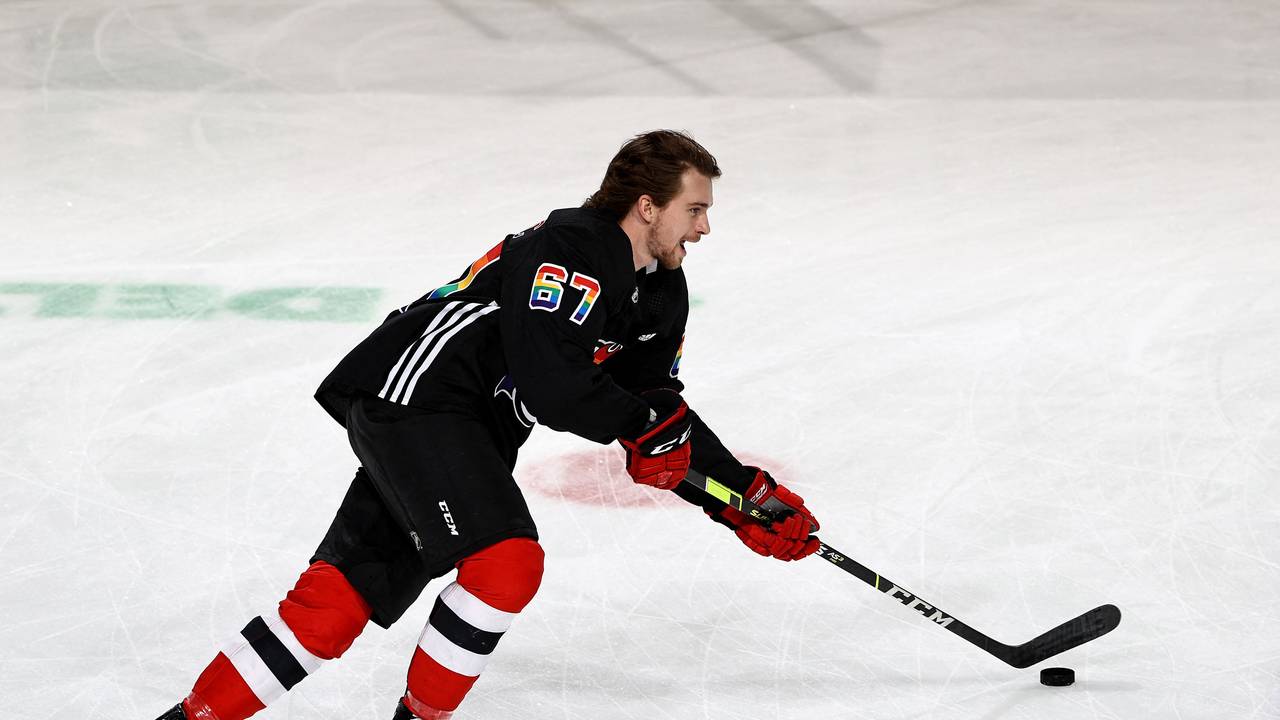 Marian Studenic von den New Jersey Devils wärmt sich in einem Trikot mit Regenbogenfarben auf.