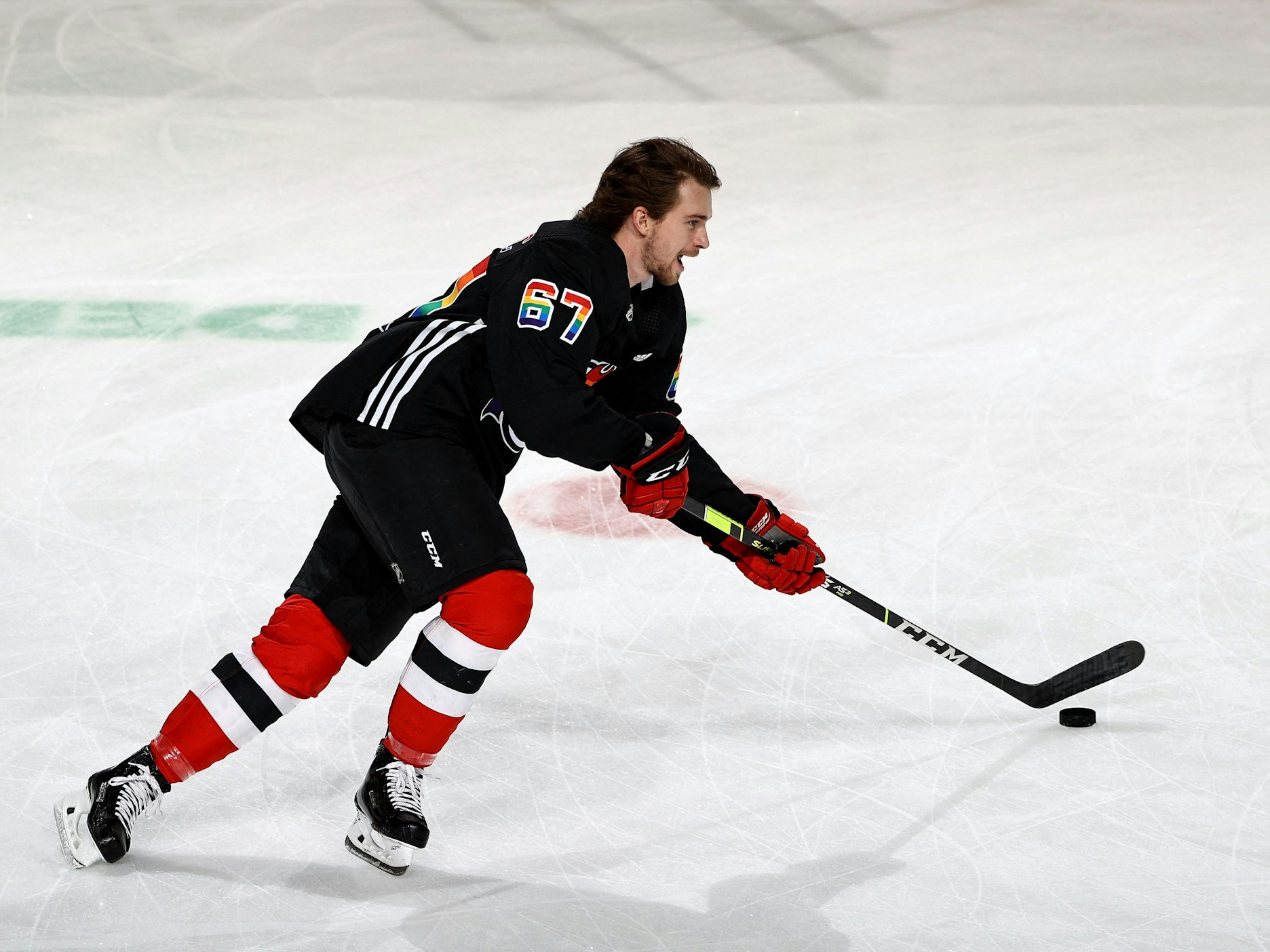 Marian Studenic von den New Jersey Devils wärmt sich in einem Trikot mit Regenbogenfarben auf.