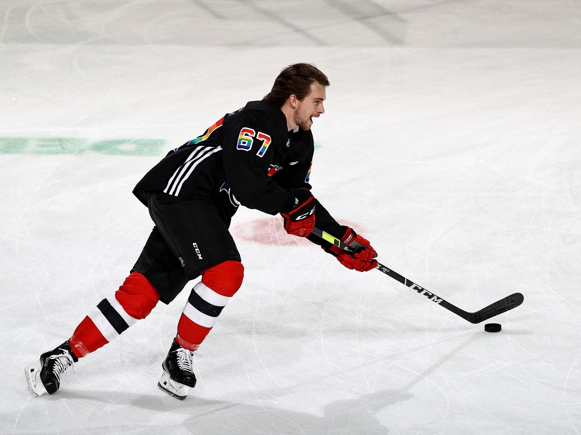 Marian Studenic von den New Jersey Devils wärmt sich in einem Trikot mit Regenbogenfarben auf.