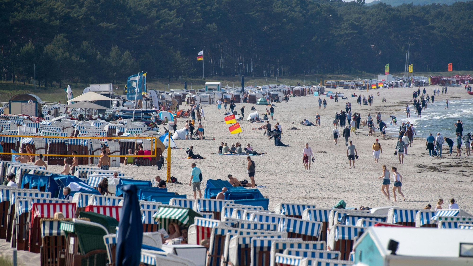 Strandkörbe stehen bei sonnigem Wetter am Strand des Seebades auf der Insel Rügen.
