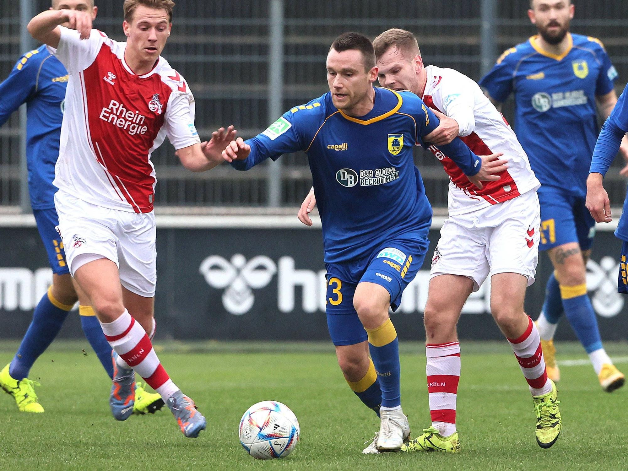 Christian Clemens verteidigt den Ball für den 1. FC Düren gegen den 1. FC Köln.