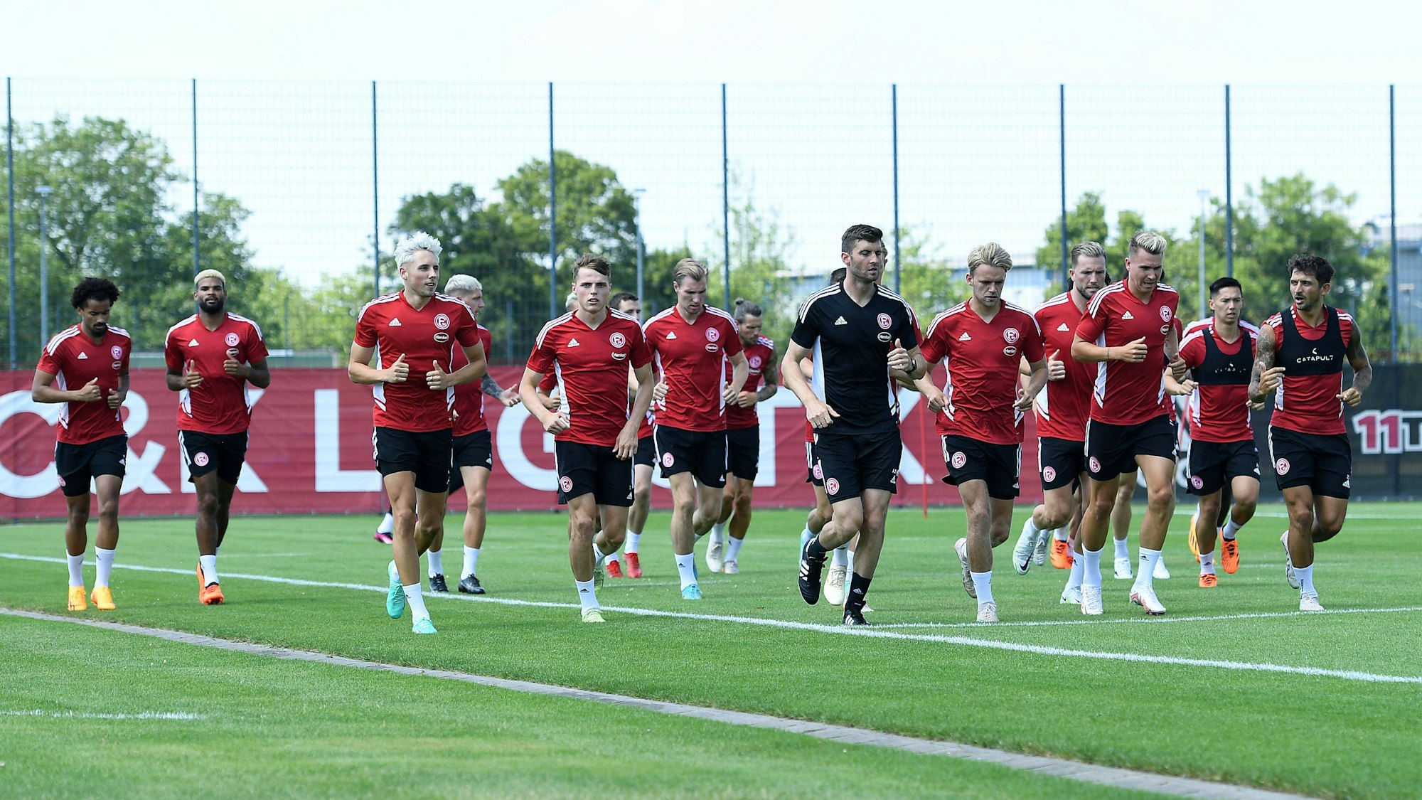 Fortuna Düsseldorfs Spieler laufen sich beim Trainingsauftakt warm.