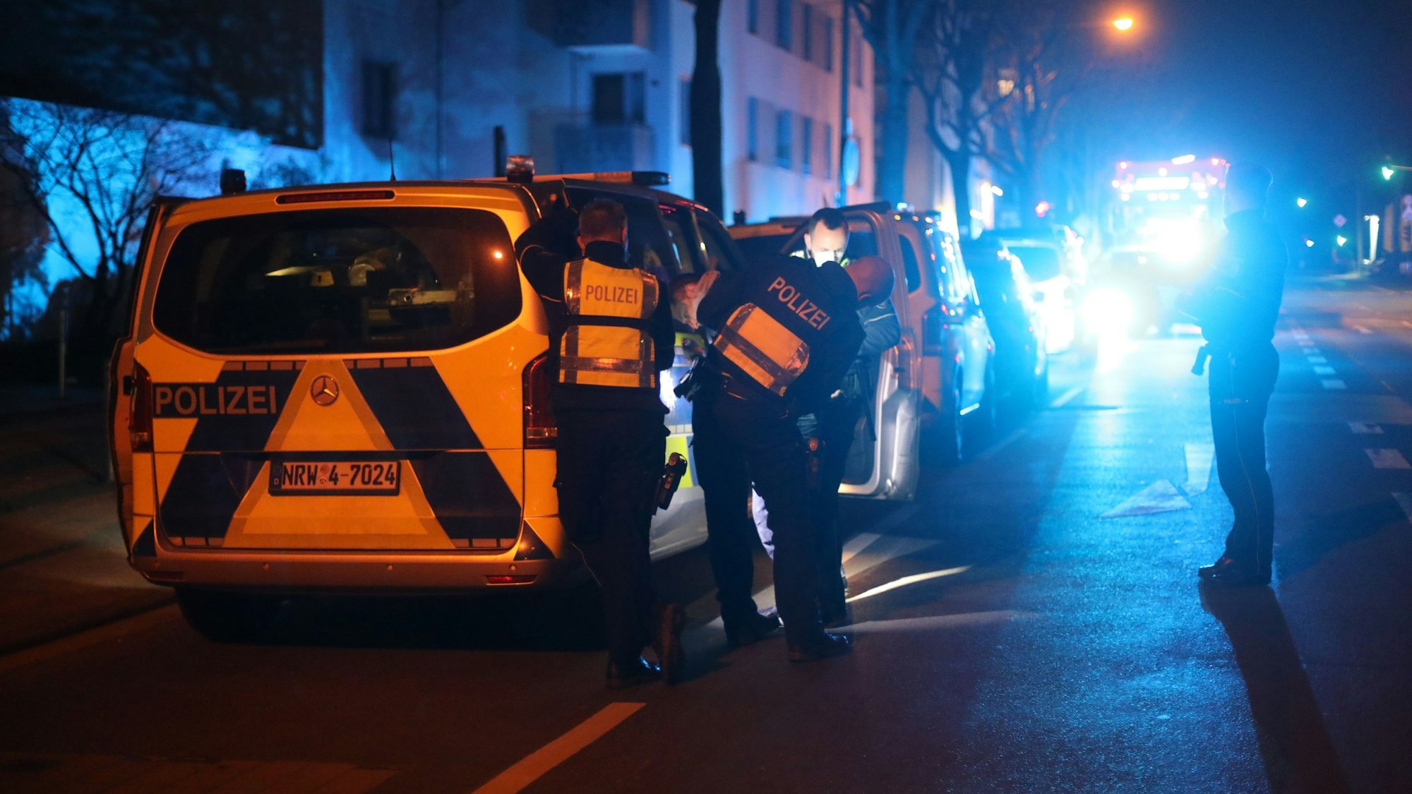 Einsatzkräfte der Polizei stoppen einen Flüchtigen nach einer Verfolgungsjagd.