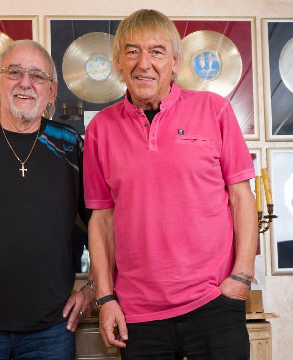 Karl-Heinz Ulrich (l) und sein Bruder Bernd Ulrich, die beide das Schlagerduo Amigos bilden, stehen in ihrem Elternhaus im Hungener Stadtteil Villingen vor einer Wand mit goldenen Schallplatten. (zu dpa "Charts: 15. Nummer-eins-Album für Die Amigos") +++ dpa-Bildfunk +++
