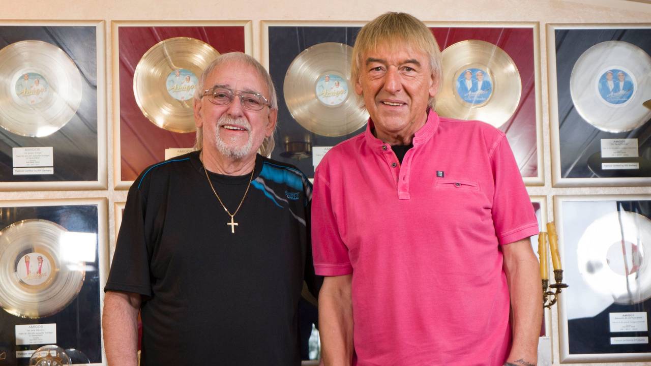 Karl-Heinz Ulrich (l) und sein Bruder Bernd Ulrich, die beide das Schlagerduo Amigos bilden, stehen in ihrem Elternhaus im Hungener Stadtteil Villingen vor einer Wand mit goldenen Schallplatten. (zu dpa "Charts: 15. Nummer-eins-Album für Die Amigos") +++ dpa-Bildfunk +++