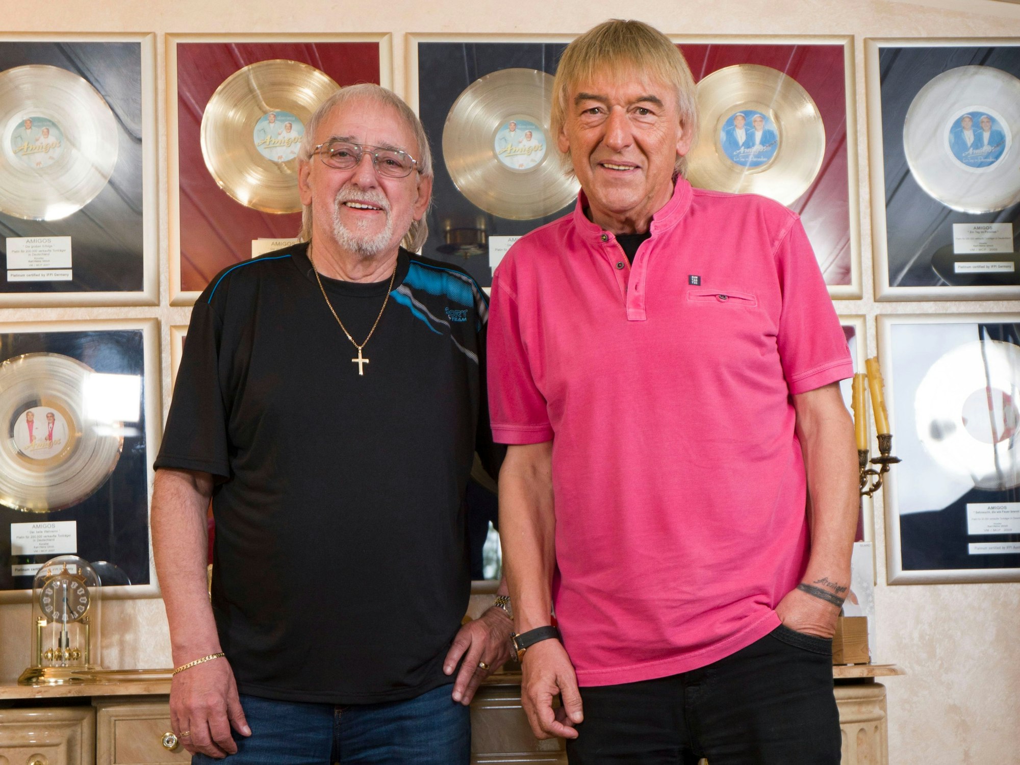 Karl-Heinz Ulrich (l) und sein Bruder Bernd Ulrich, die beide das Schlagerduo Amigos bilden, stehen in ihrem Elternhaus im Hungener Stadtteil Villingen vor einer Wand mit goldenen Schallplatten. (zu dpa "Charts: 15. Nummer-eins-Album für Die Amigos") +++ dpa-Bildfunk +++