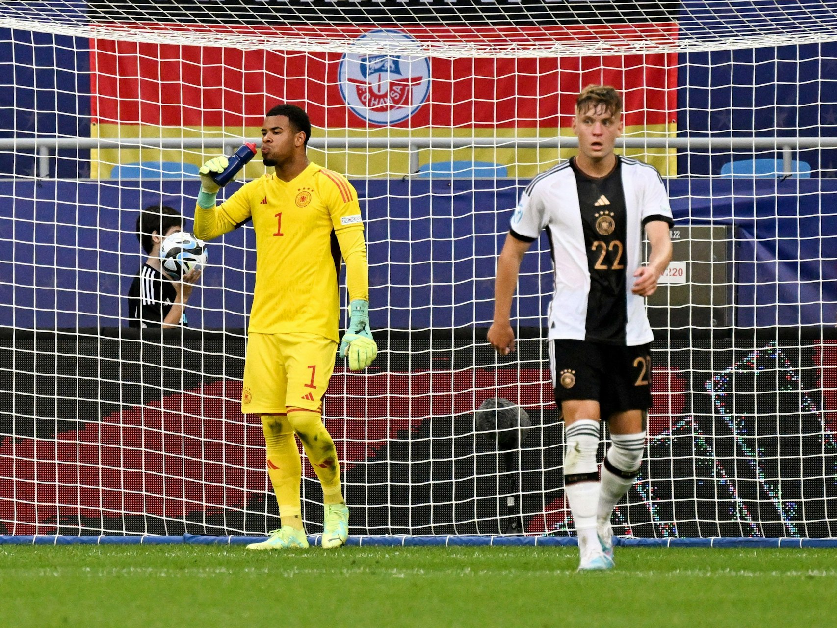 Deutschlands Torwart Noah Atubolu (l) und Luca Netz reagieren auf das Gegentor.