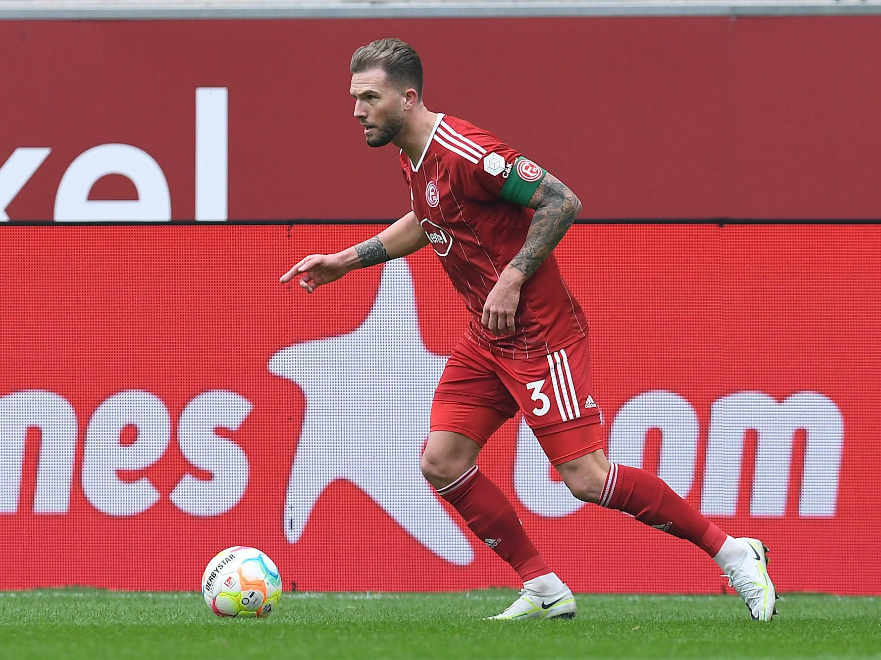 Fortuna Düsseldorfs Andre Hoffmann führt den Ball im Spiel gegen den SV Sandhausen.