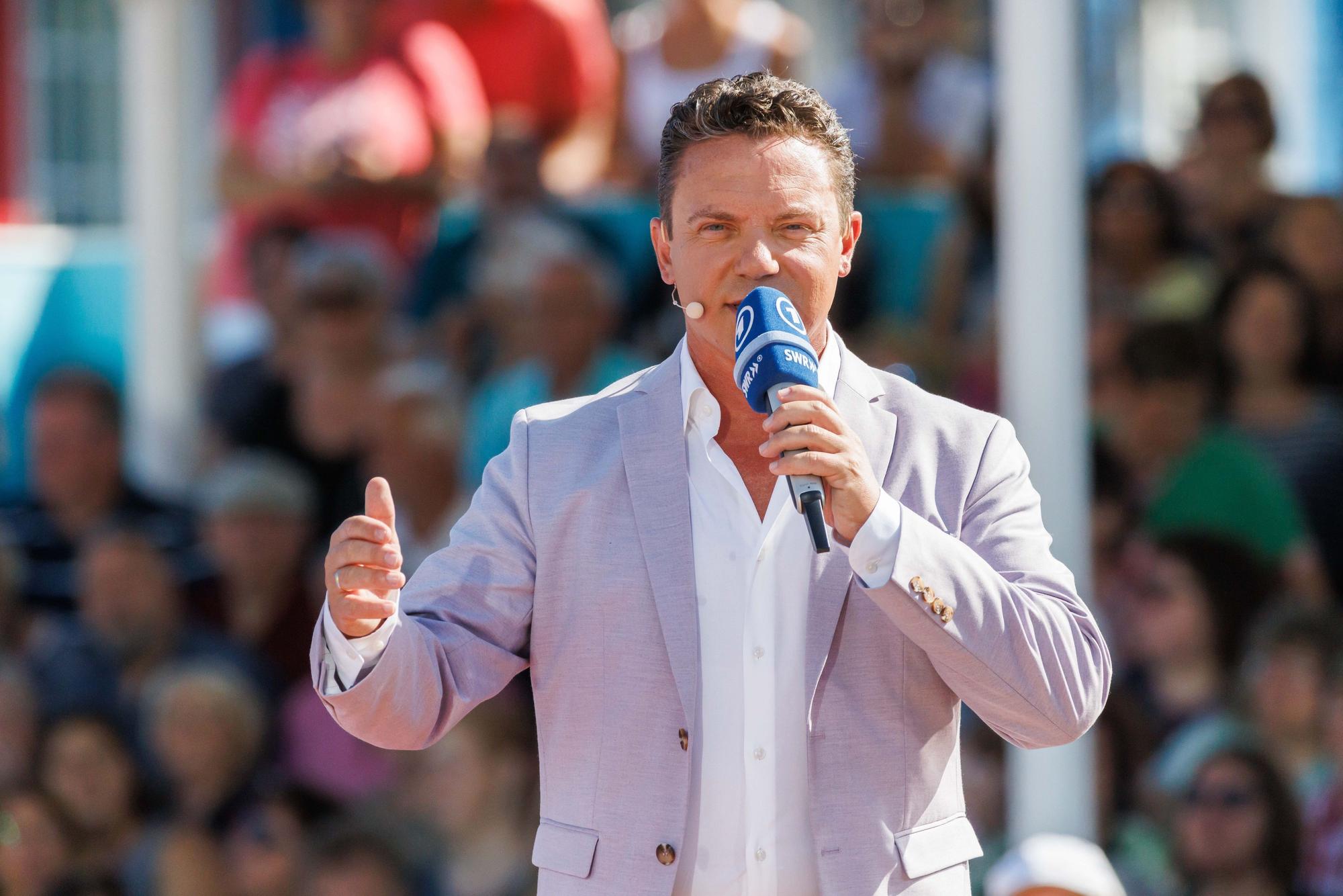 Stefan Mross mit Mikro in der Hand bei Immer wieder sonntags