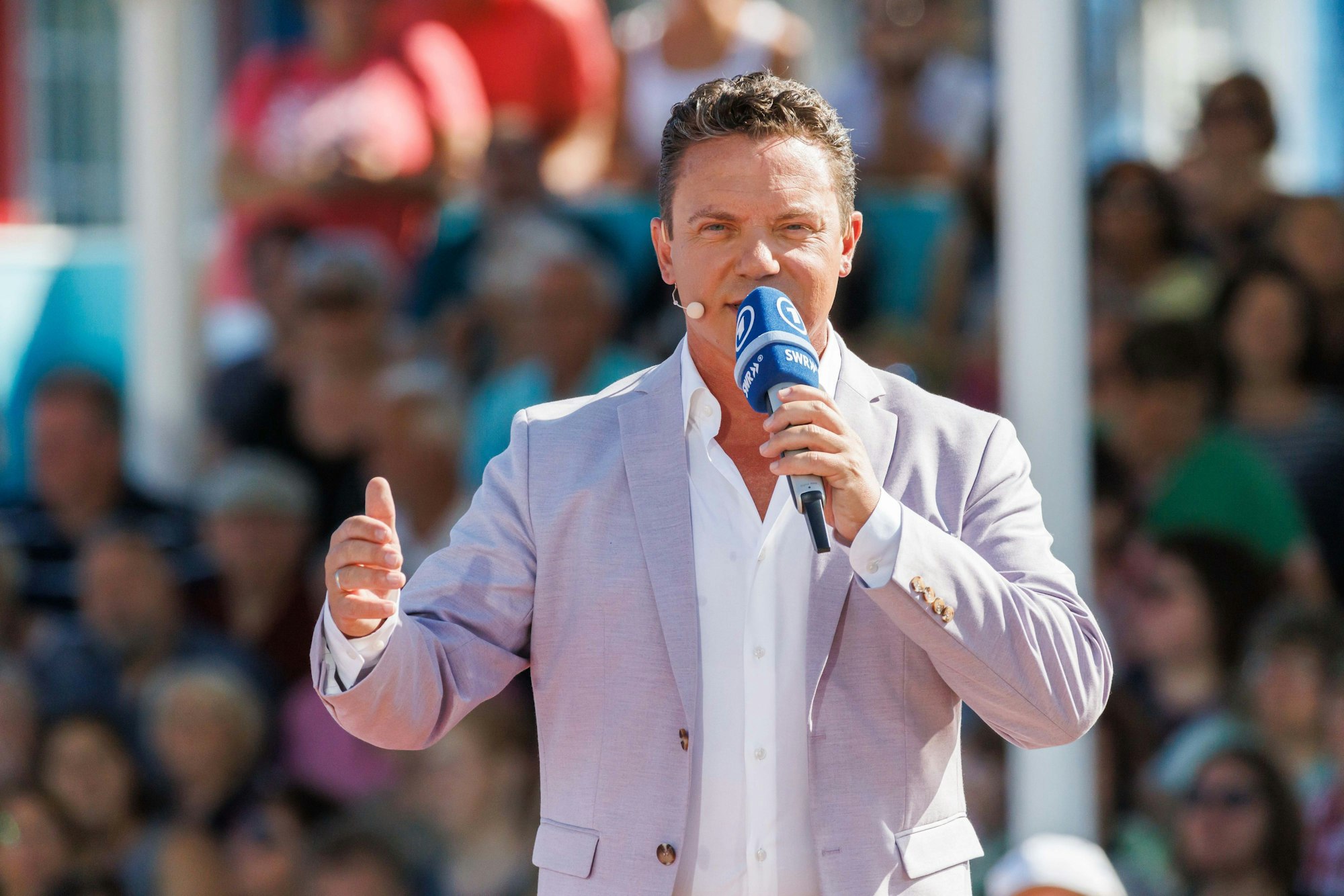 Stefan Mross mit Mikro in der Hand bei Immer wieder sonntags