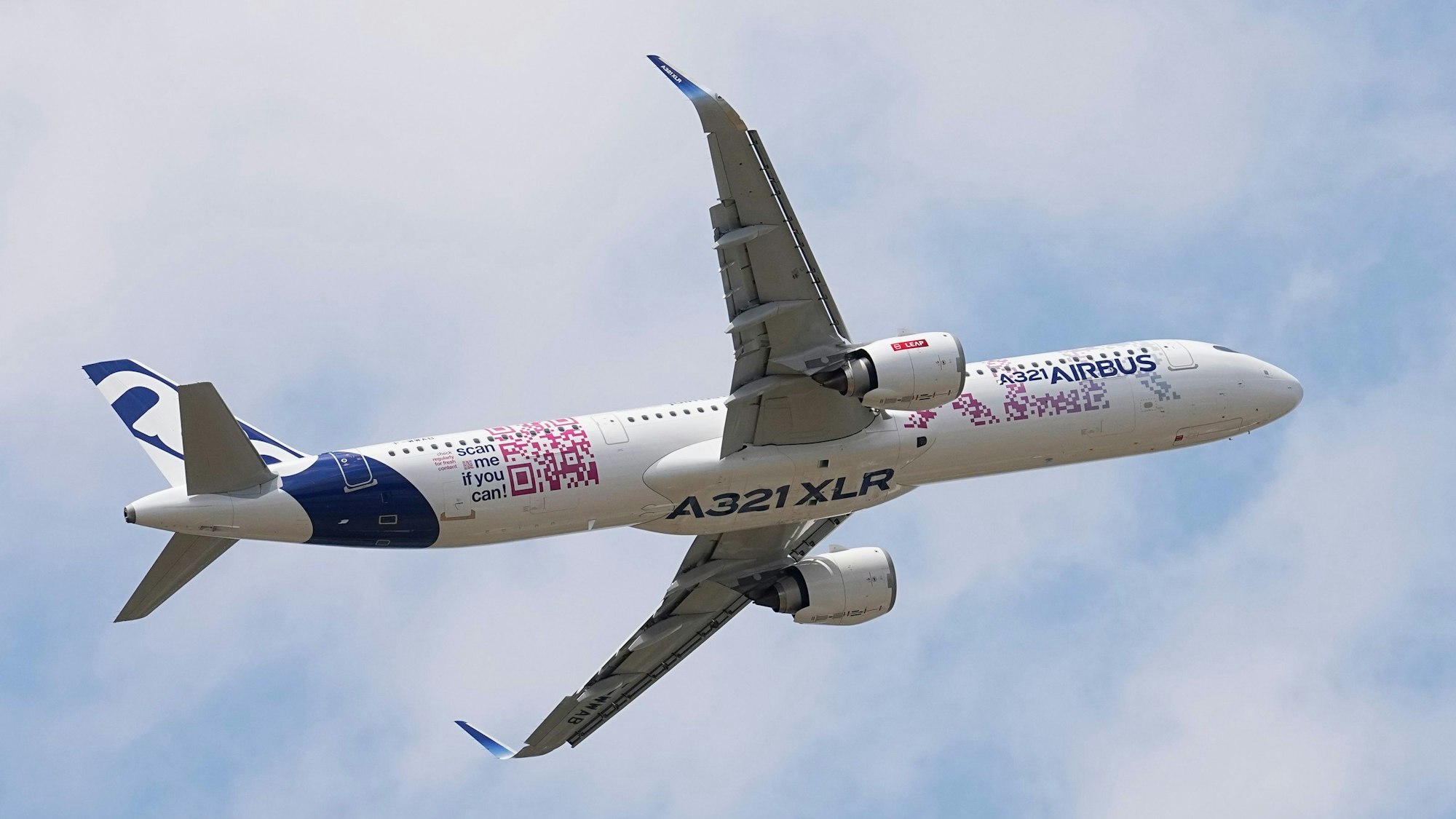 Ein Airbus A 321 XLR von unten