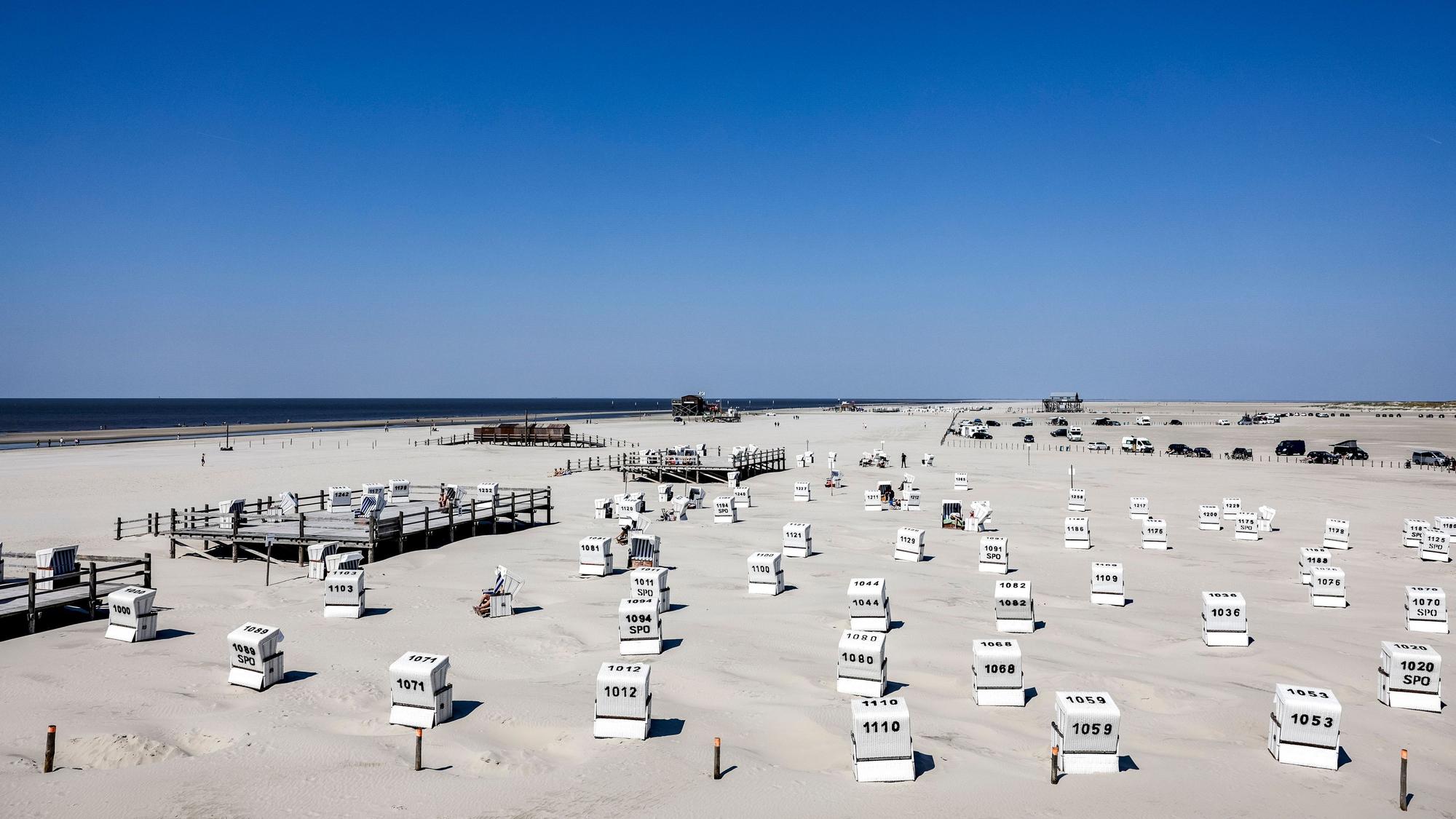 Strandkörbe stehen auf dem breiten Badestrand von St. Peter-Ording.