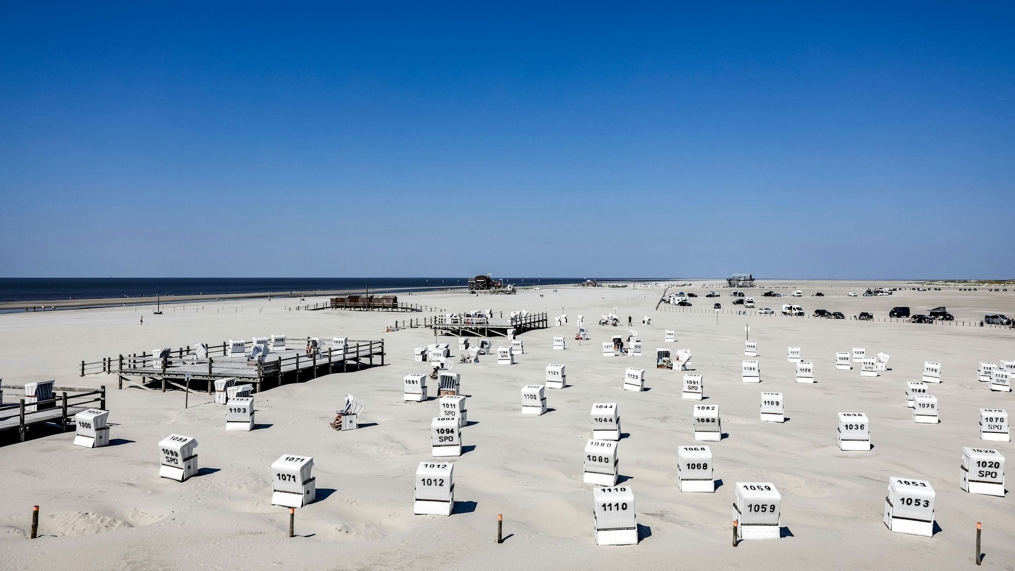 Strandkörbe stehen auf dem breiten Badestrand von St. Peter-Ording.