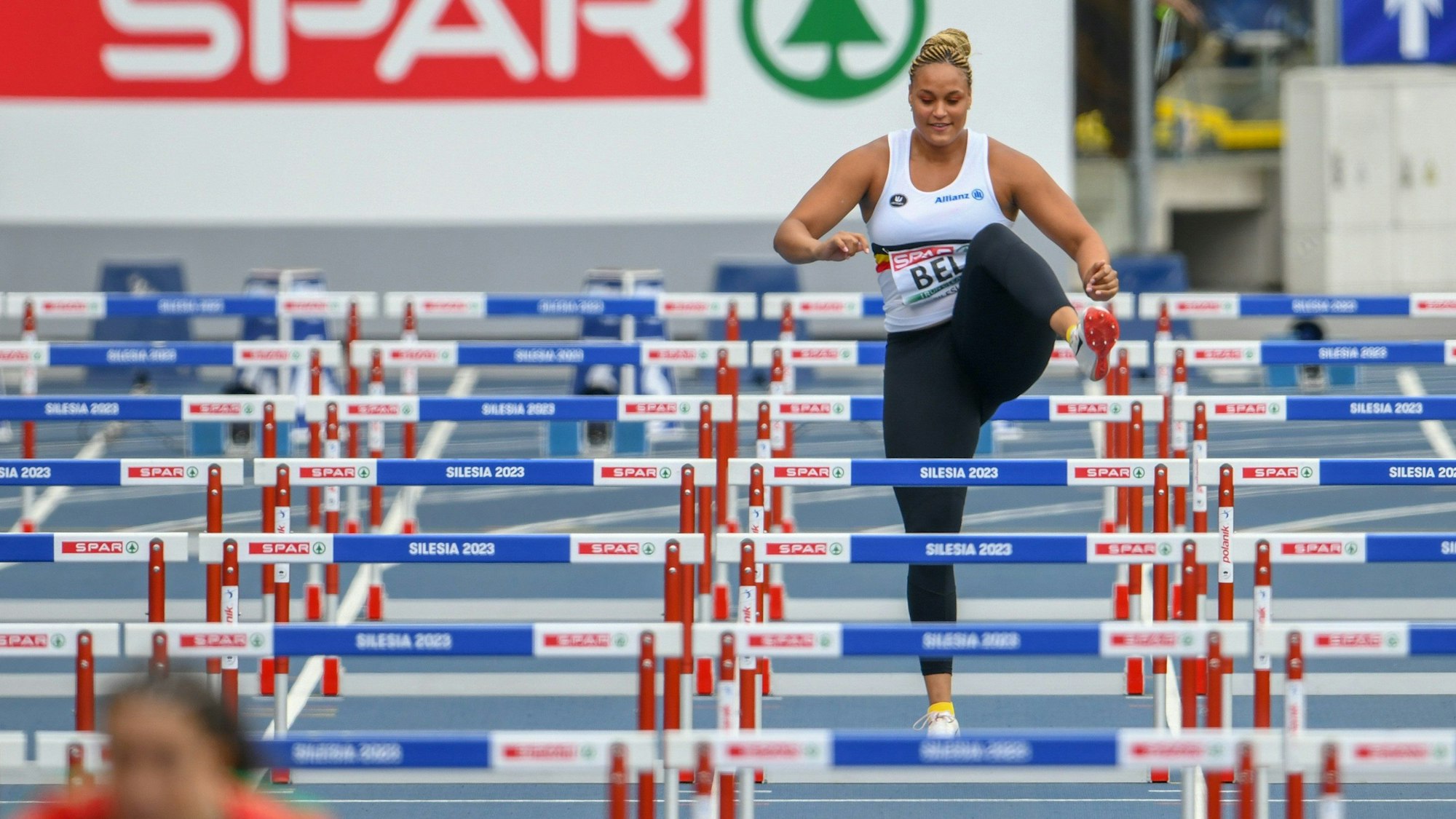 Jolien Boumkwo steigt über die Hürden.