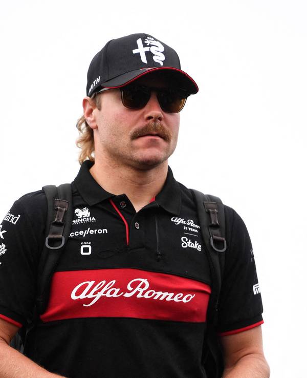 Valtteri Bottas läuft mit Sonnenbrille durch die Boxengasse.