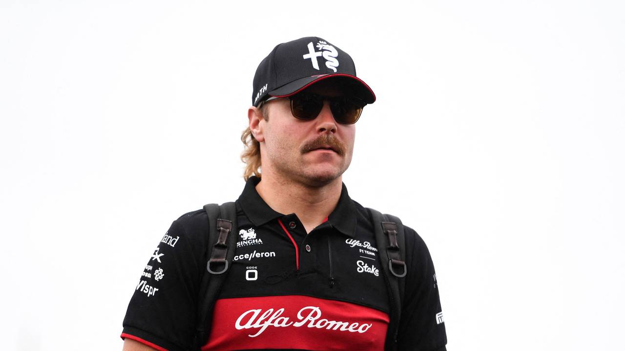 Valtteri Bottas läuft mit Sonnenbrille durch die Boxengasse.