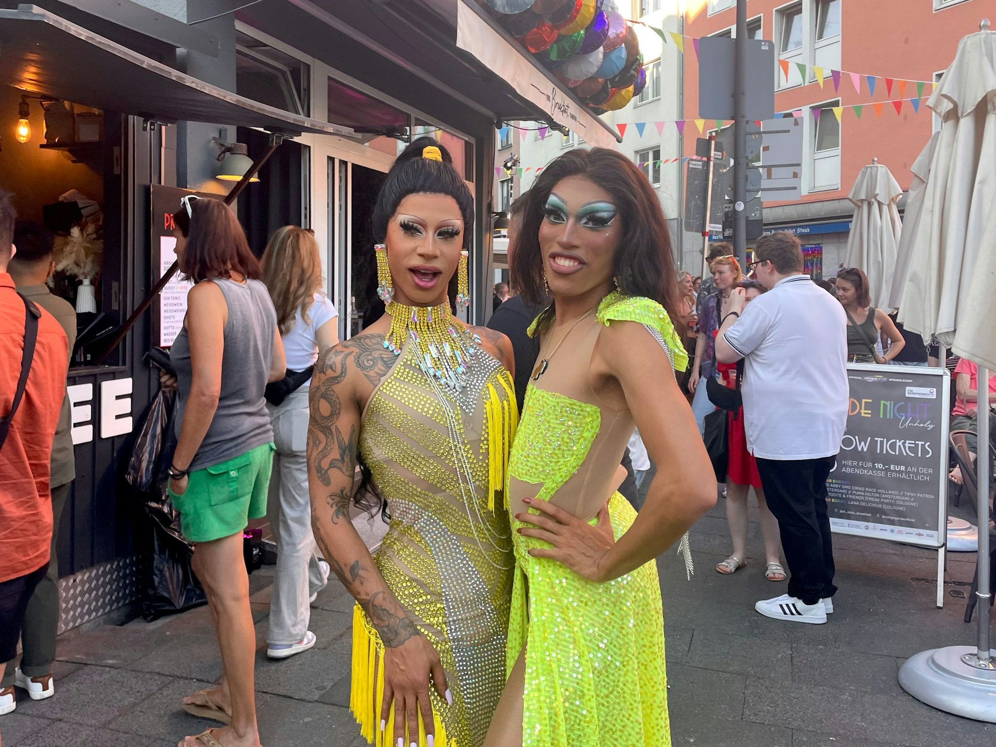 Drag Queen Miss Abby OMG mit Tipsy Patron vor dem St. Louis Breakfast Club.