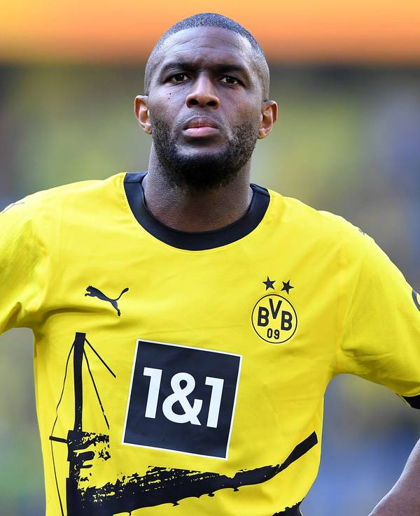 Anthony Modeste guckt enttäuscht im BVB-Trikot.