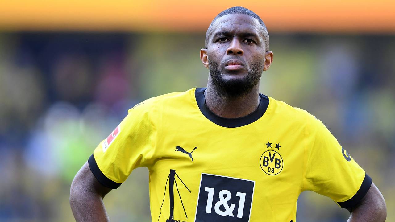 Anthony Modeste guckt enttäuscht im BVB-Trikot.