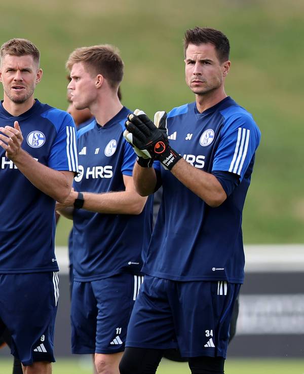 Simon Terodde und Michael Langer klatschen beim Trainingsauftakt des FC Schalke 04.