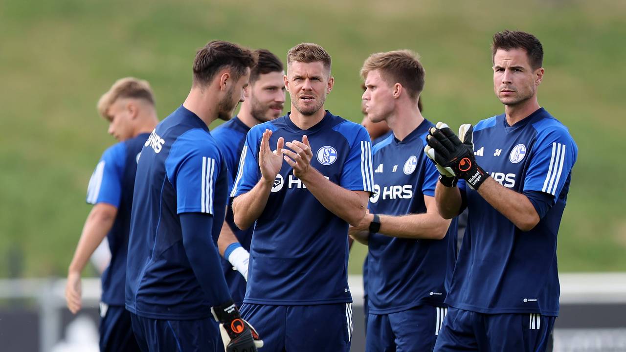 Simon Terodde und Michael Langer klatschen beim Trainingsauftakt des FC Schalke 04.