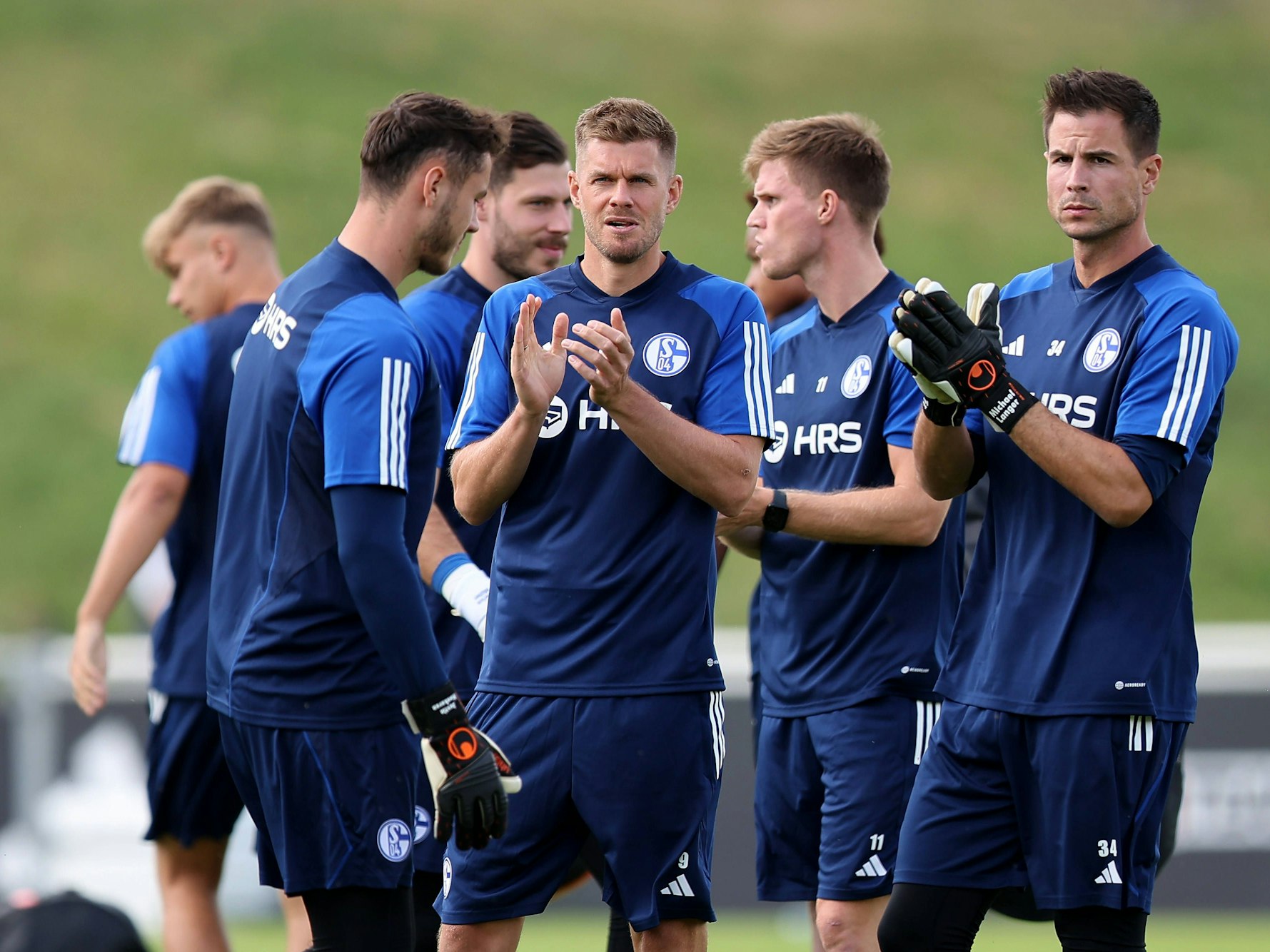 FC Schalke: Szenenapplaus für Terodde & Co. beim Training | Express