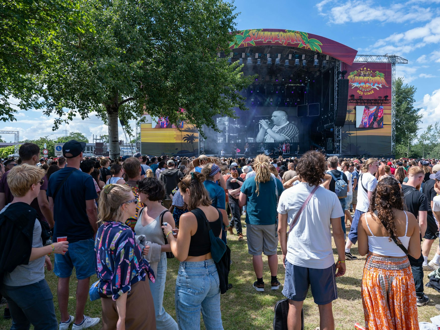 Fans feiern vor der Konzertbühne beim Summerjam Festival.