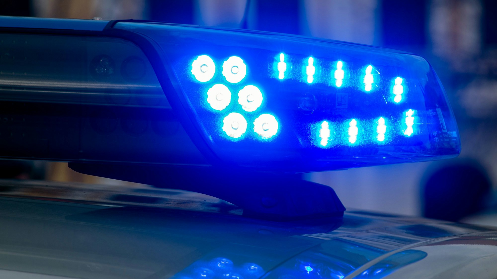 Ein Blaulicht der Polizei leuchtet auf.