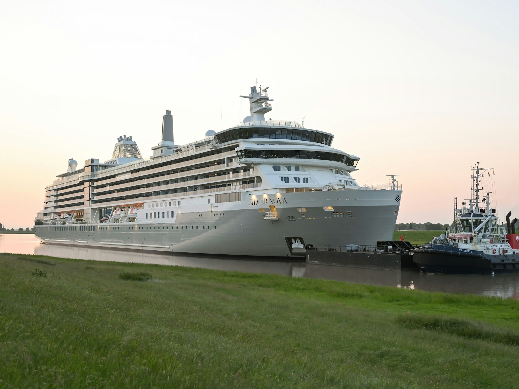 Das Kreuzfahrtschiff „Silver Nova“ hat die Meyer-Werft verlassen und ist auf der Ems unterwegs, hier im Juni 2023.