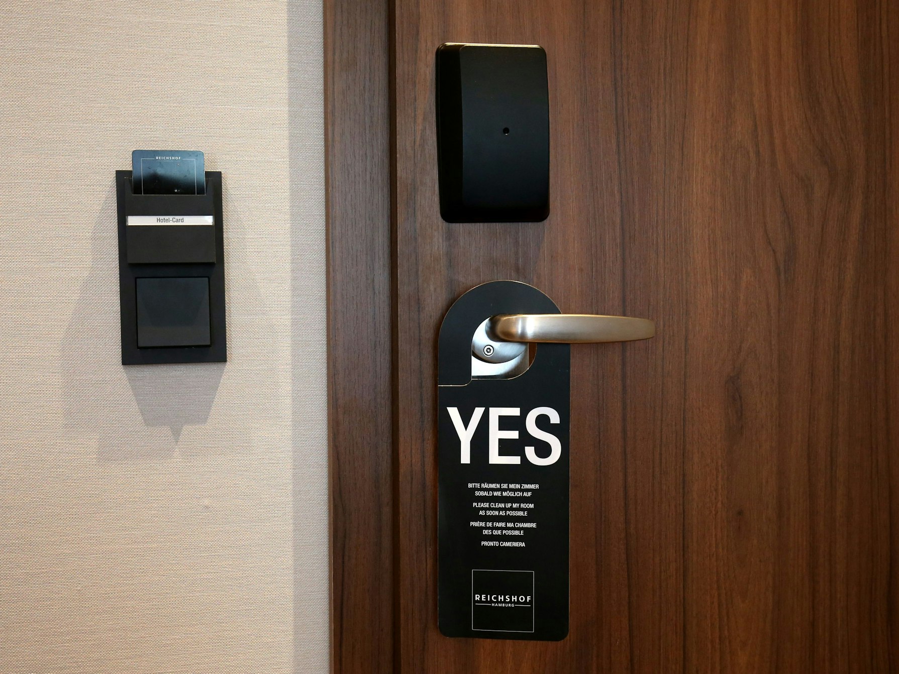 Die Tür eines Hotelzimmers.