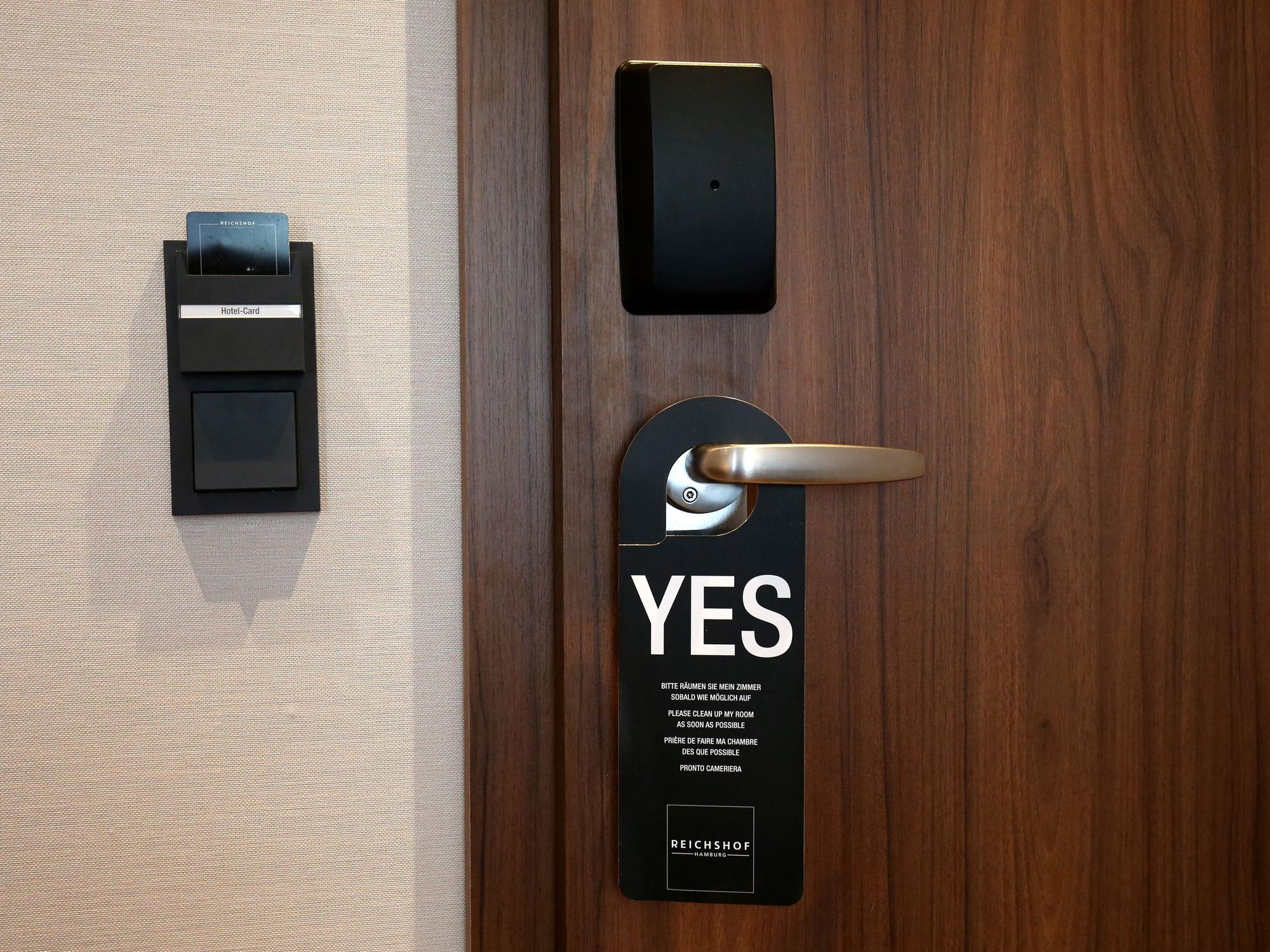 Die Tür eines Hotelzimmers.