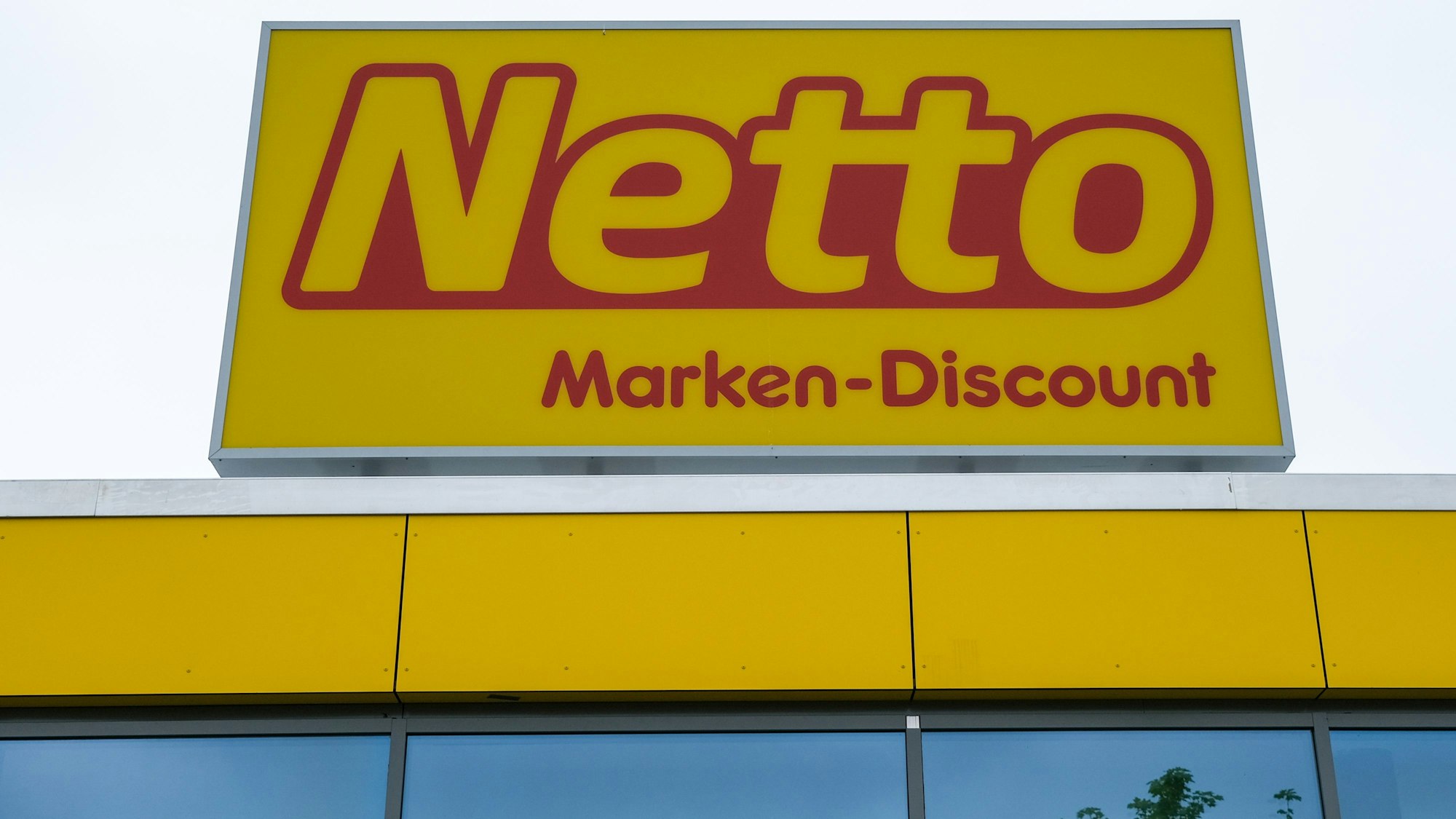 Das Logo von Netto Marken-Discount an einer Filiale.